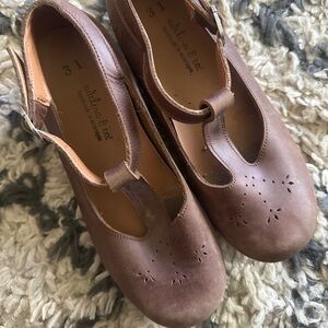 Adelisa and co leather mary Jane’s - size 31